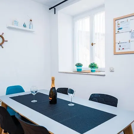 Immaculate 3-bed In Appartamento