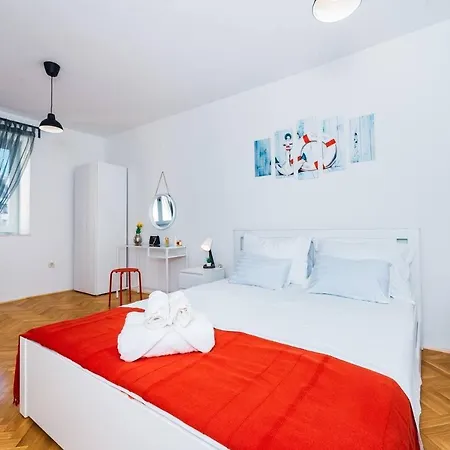 Immaculate 3-bed In Appartamento