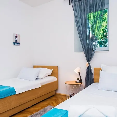 Immaculate 3-bed In Appartamento